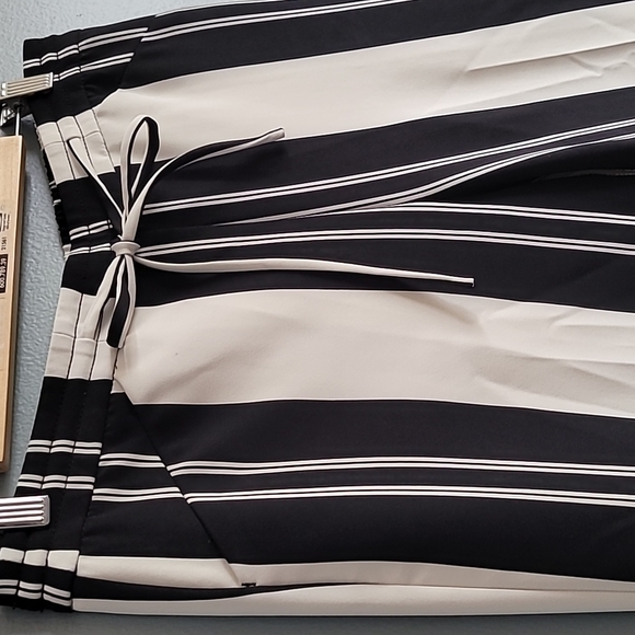 Black and white striped size 10 - Picture 3 of 3